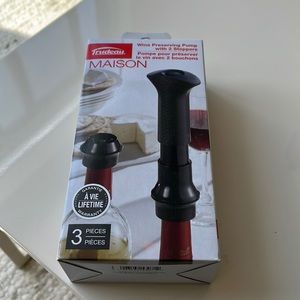 Trudeau wine preserving pump with 2 stoppers (brand new!)